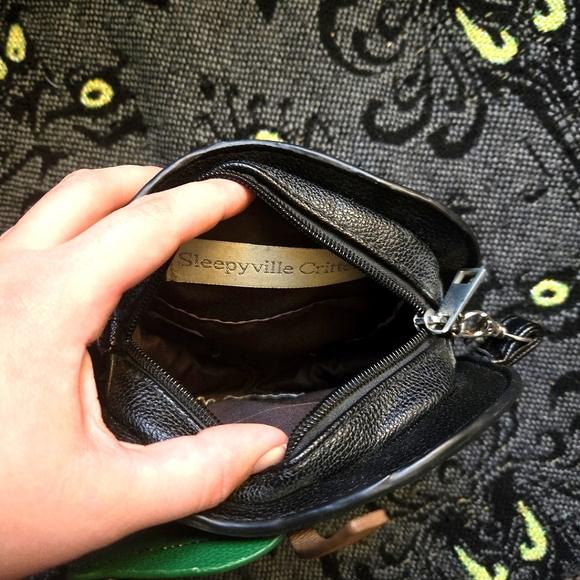 Poison Apple Crossbody Bag 🍎 Snow White Disney Sleepyville Critters - Picture 3 of 3